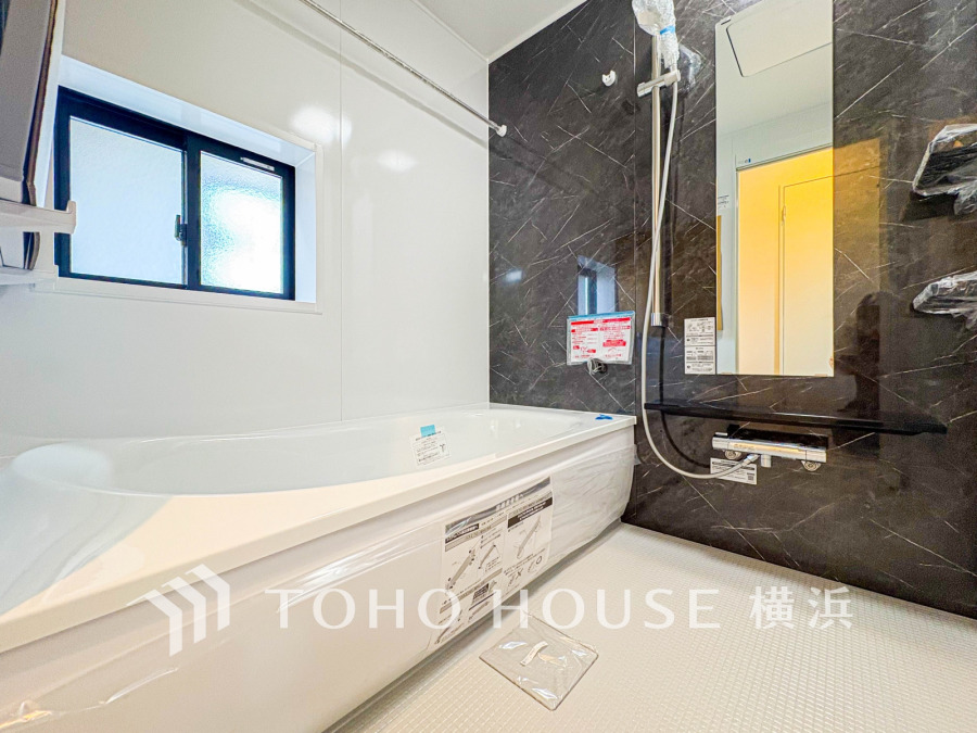 快適な使い心地とゆとりある空間が1日の疲れを解きほぐすバスルーム。空間も浴槽もゆったりのびのび使えるゆとり設計。広く感じるゆとり設計で快適なリラックスタイムを過ごせます。