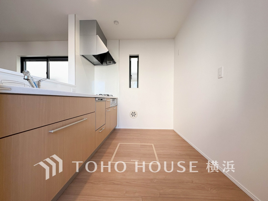 対面キッチンの裏には大型の冷蔵庫や家具を配置しても充分な広さを確保しております。
