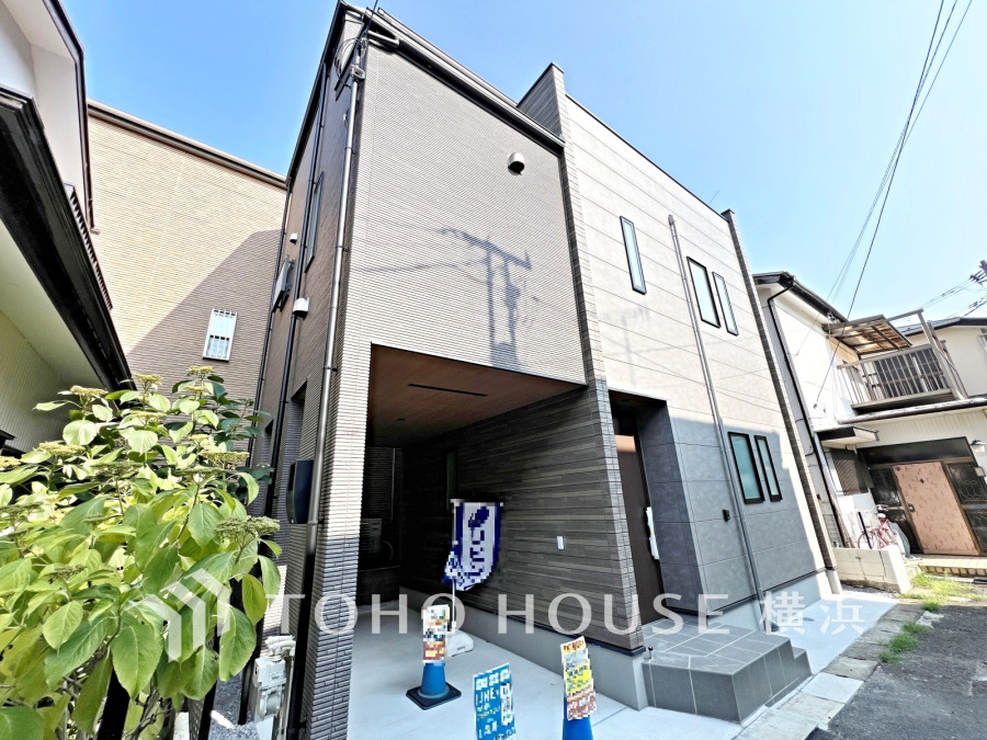穏やかな風と陽光を導き、プライバシーに配慮された設計プランを採用し、居住性を一段と心地よいものにしています。周辺環境とのコラボレーションにより明るく開放的な空間を演出。