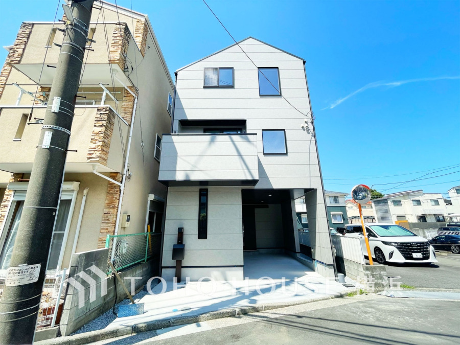 爽やかな青空の下に贅沢なほどに降り注ぐ陽光、豊かな居住性と、クオリティが見事に調和した住空間は、住まうことの喜びを感じさせてくれます。