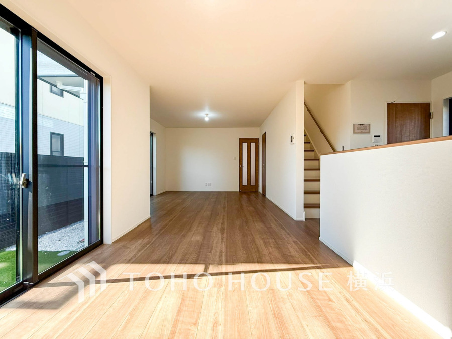 南向きの大きな窓から自然光がたっぷり差し込む、開放感あふれるリビングスペースです。