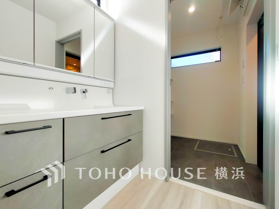 使いやすい機能が備えられた洗面化粧台。隣接のランドリールームは収納も充実したゆとりある空間です。