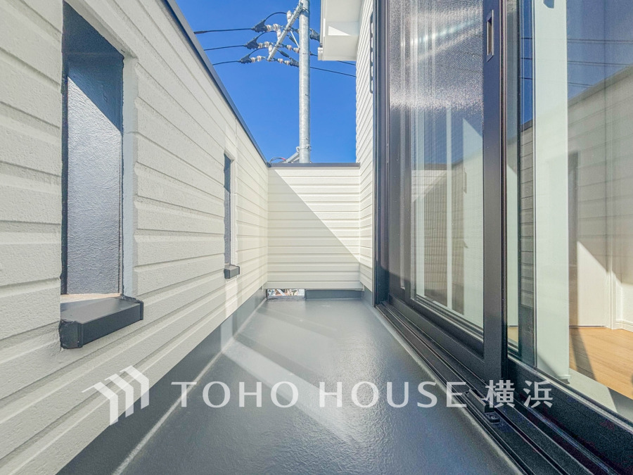 暮らしの中で光と風を演出してくれるバルコニー、見事なまでの開放的な空間を演出しながら、プライベート性も確保された空間は我が家の自慢です。