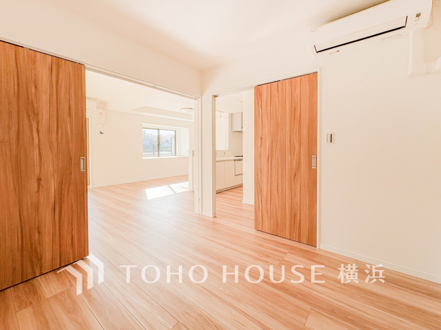 家族と過ごすひと時を溢れる光が優しく包み込むリビングダイニング。家族とともに、心穏やかに過ごすひととき。家族との時間、自分の時間を大切にできる空間がここにあります。