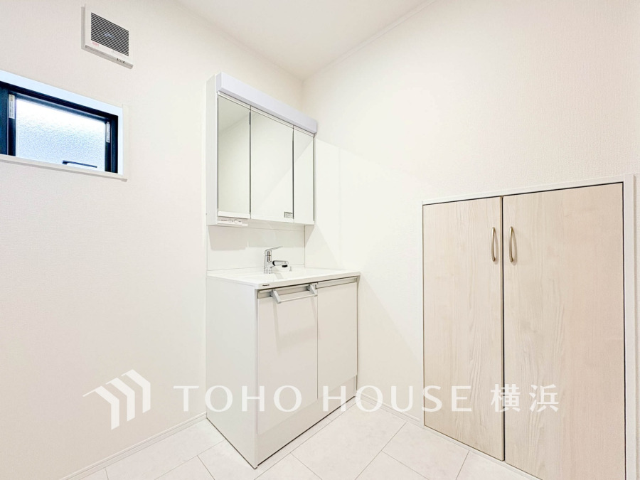 十分な大きさの洗面台は収納もさる事ながら、身だしなみチェックや歯磨きなど、朝の慌ただしい時間でもホテルライクなスペースで余裕とゆとりを感じて頂けます。