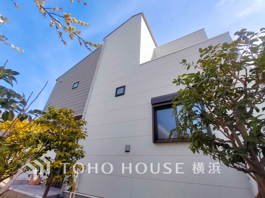 清潔感あふれるホワイトを基調としたモダンな外観。自然光が差し込む明るい住まいを実現しています。