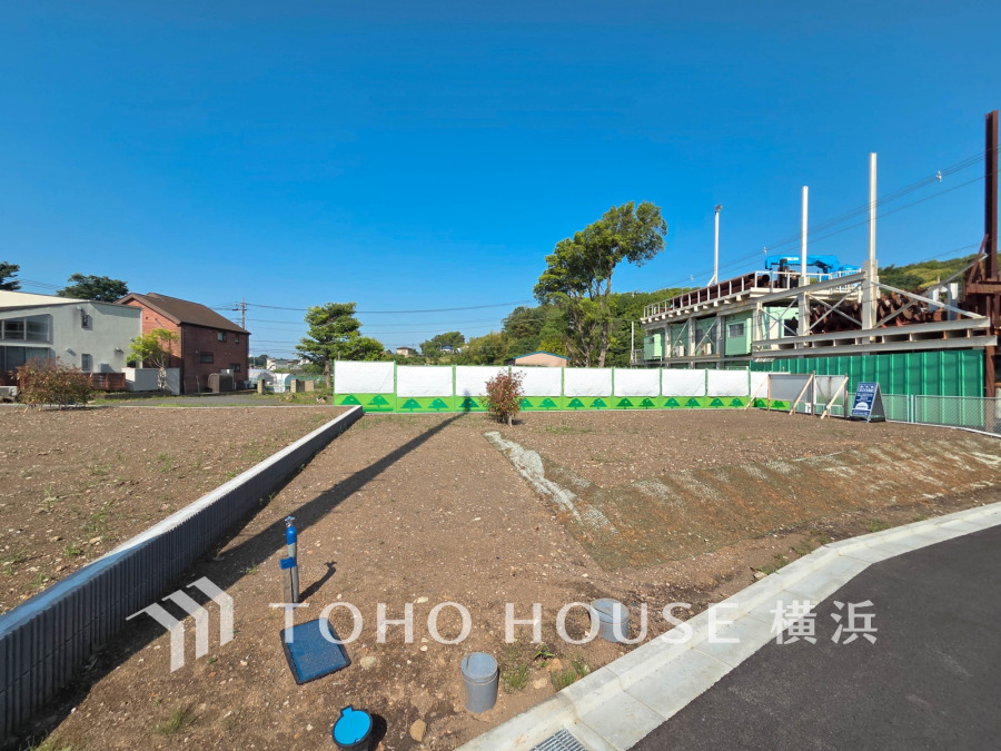 閑静な住宅街の陽当りに恵まれた土地。たくさんの想いが美しいカタチに彩られた時、そこにはひと時のくつろぎが生まれ、ゆっくりと愛着が育まれていきます。