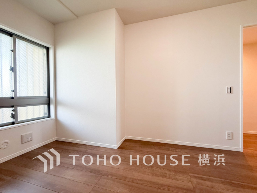 穏やかな風と陽光を導き、プライバシーに配慮された設計プランを採用し、居住性を一段と心地よいものにしています。明るく開放的な空間を演出しております。