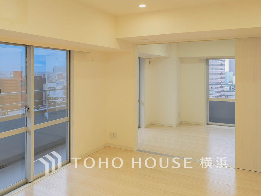 穏やかな風と陽光を導き、プライバシーに配慮された設計プランを採用し、居住性を一段と心地よいものにしています。明るく開放的な空間を演出しております。