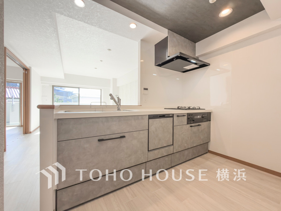 新規交換された清潔感溢れるシステムキッチンは便利な食洗機付き。