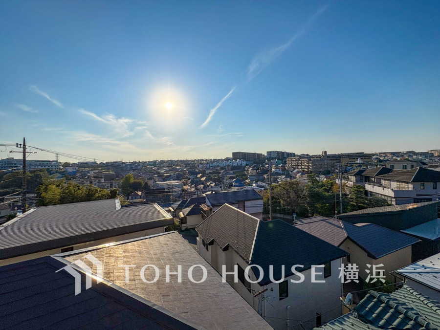 開放感があり、遮るものもなく気持ちのいい景色が広がります。お部屋にも爽やかな風と暖かく柔らかな日差しが差し込み、毎日の暮らしを豊かに彩ります。