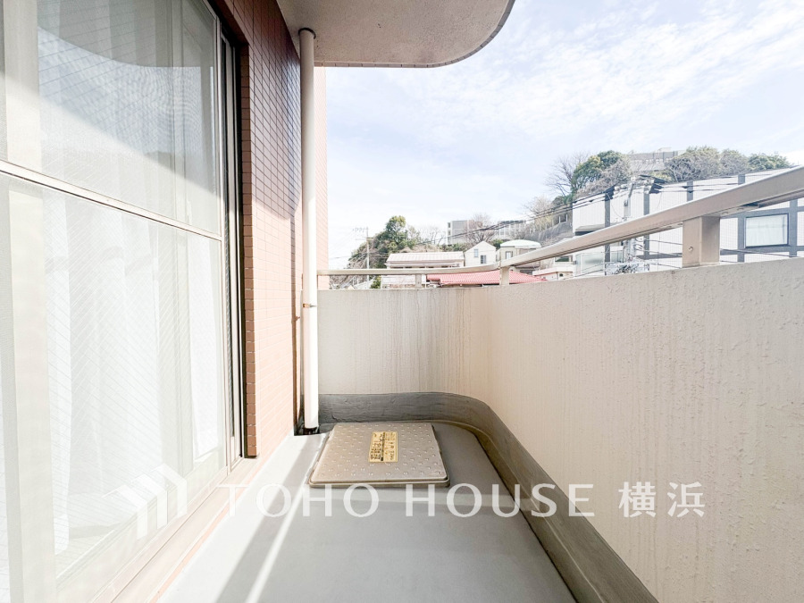 気持ちのいい空が見渡せる広いバルコニー。爽やかな風を感じて、心躍る素敵な暮らしがはじまります。