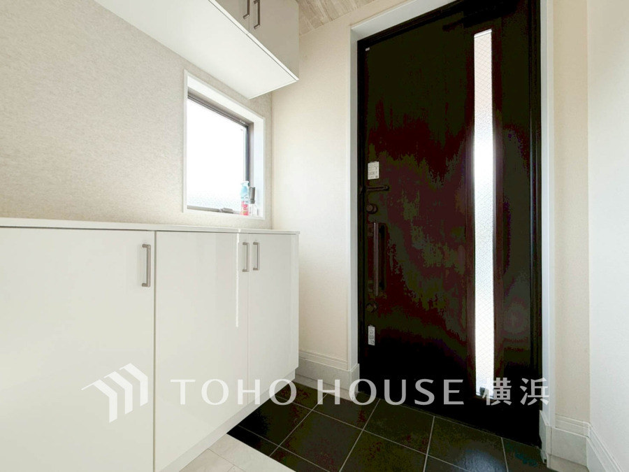 明るく清潔感のある玄関。大容量のシューズボックスで収納も充実し、すっきりとした空間を実現します。