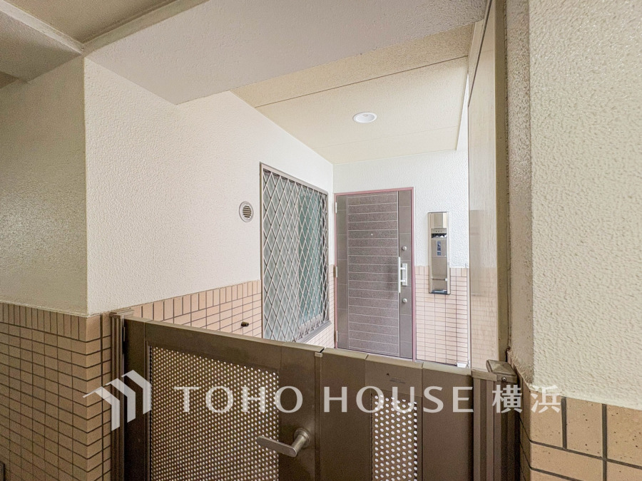お住まいに出会う人々を出迎える玄関だからこそ、広々清潔感あふれる空間にしたいもの。広く設けられた玄関ポーチが、住まう人や訪れる人を心地よく迎え入れる上質な空間を演出しています。