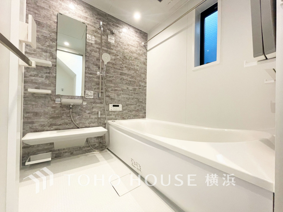 上質が感じられる質感とカラーリングで、清潔な空間美を実現。一日の疲れが癒される優雅なバスタイムを堪能できるゆとりあるバスルームです。