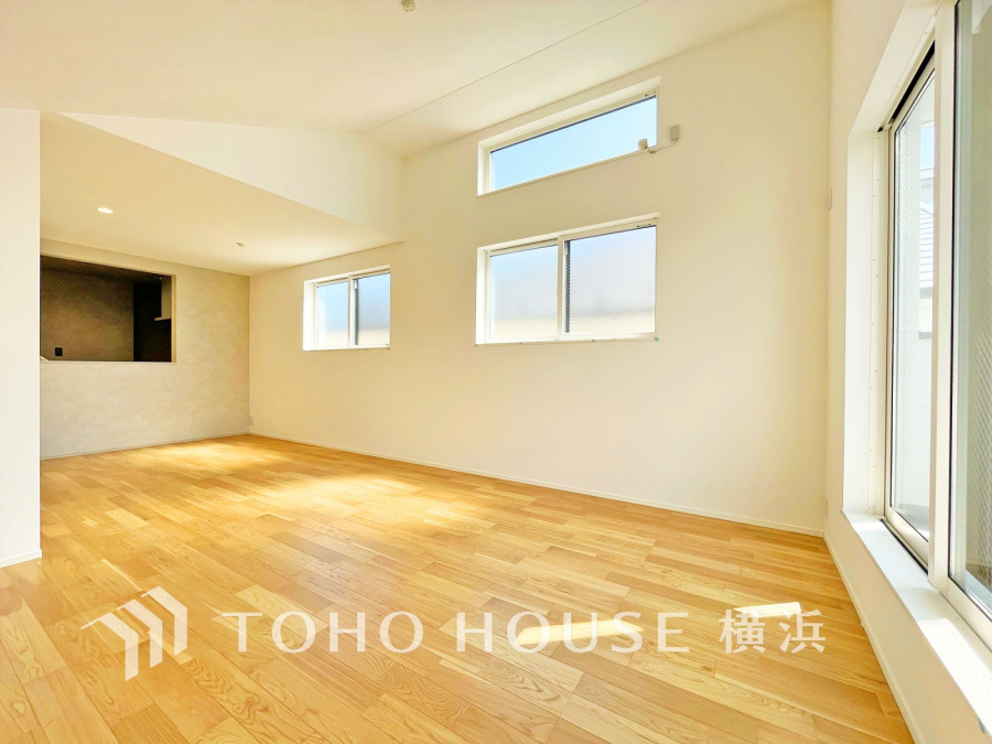 集いのLDKは広々19.1帖！開放的な勾配天井の空間。暖かな陽射しがたっぷりと舞い込み、心地よい寛ぎの時をいざないます。