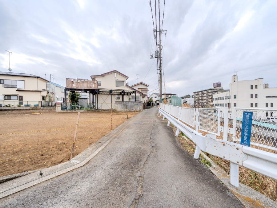 接道状況：北側幅員約2.5ｍ 公道、東側幅員約4.5ｍ 公道