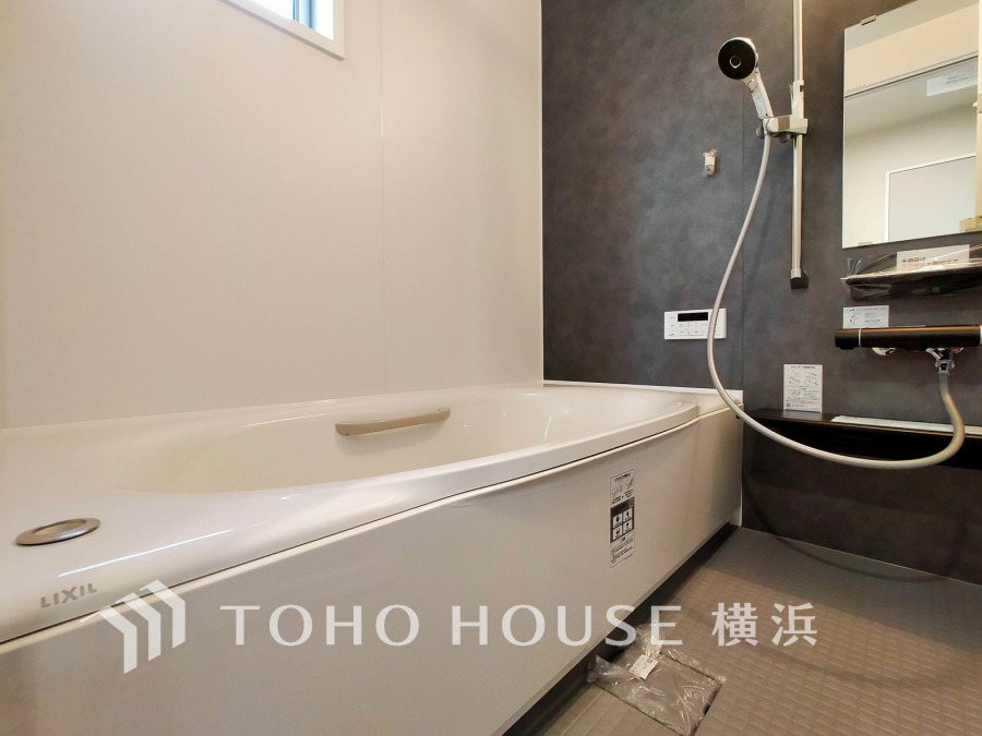 上質が感じられる質感とカラーリングで、清潔な空間美を実現。一日の疲れが癒される優雅なバスタイムを堪能できるゆとりあるバスルームです。