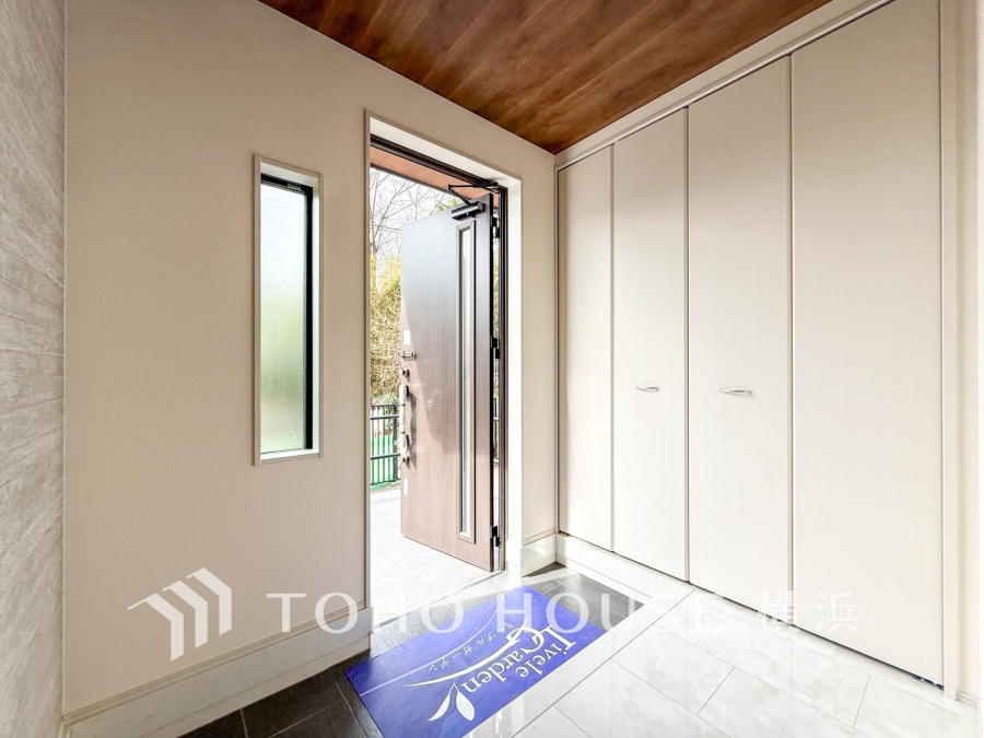 収納力の豊富なシューズボックスを設置した玄関スペース。白を基調とした明るく清潔感溢れる空間です。
