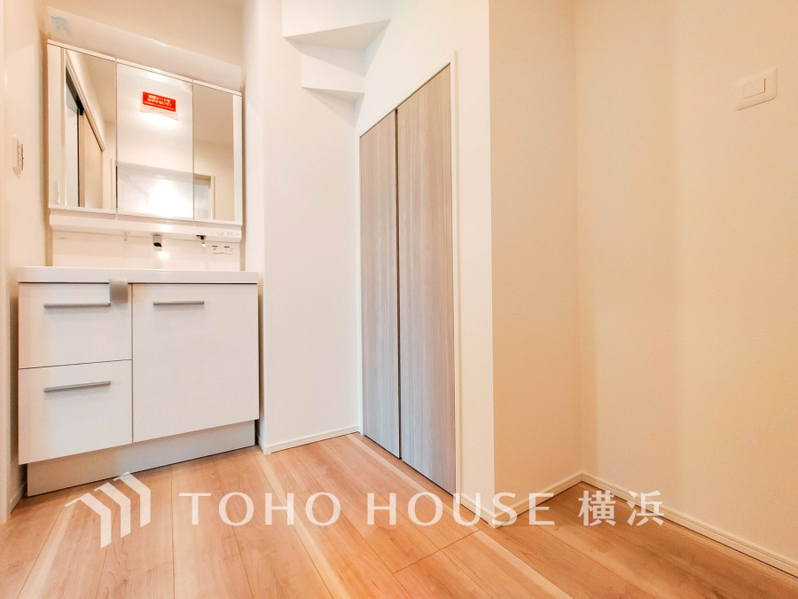 一日の始まりと終わりを心地よく演出し、多彩な機能が備えられたパウダールーム。心地よいリフレッシュ空間。清潔感ある洗面台は、身だしなみチェックや肌のお手入れに。