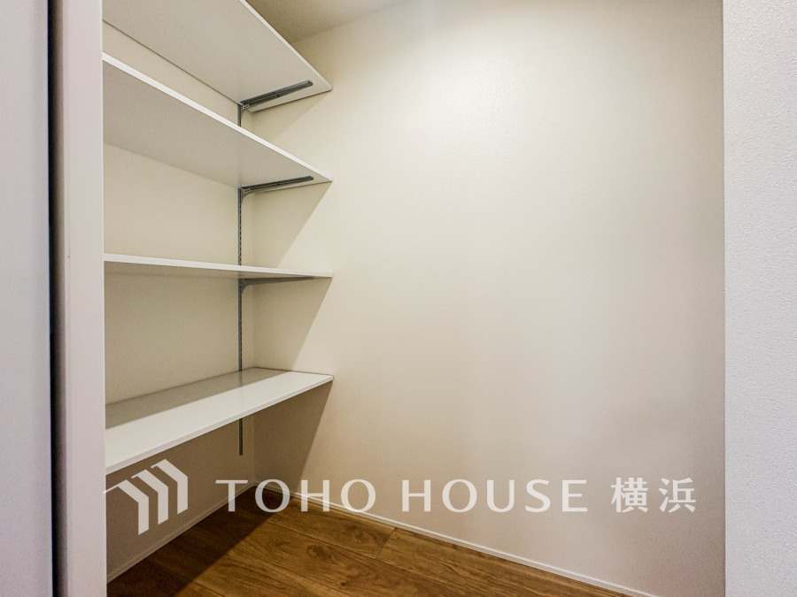 【Pantry】長期保存できる缶詰や調味料などの食品類の他、かさばるペーパーやラップ類をまとめて収納しておけます。キッチンまわりの掃除用具などを置くのにも便利ですね。