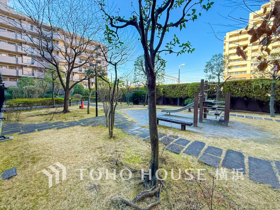 植栽の位置や開放的なエクステリアも含めて美しくトータルにデザインされています。時間のゆとりと空間、爽やかな陽光がもたらす光と風を贅沢なまでに感じる暮らしが始まります。