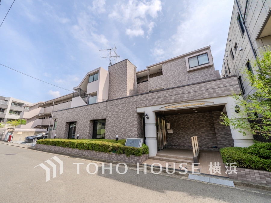 閑静な住宅街に佇む低層マンション。豊富な緑と整備された街並みが魅力の港北ニュータウンのお住まい。