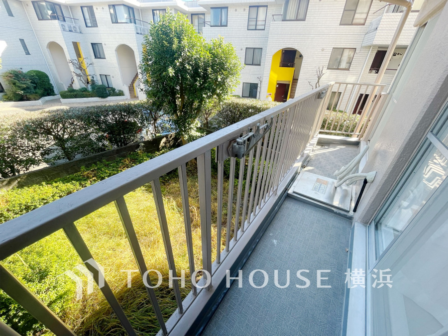 陽光とそよ風に触れることができる明るいバルコニー。緑の見える眺望に癒されます
