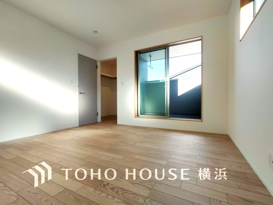 ひとりの時間をゆったり過ごしたり、静かな環境で趣味に打ち込んだり、自分時間を快適に過ごすプライベートルーム。大きな窓で彩られた空間は、心地よい風と伸びやかな眺めを愉しむ特等席に。