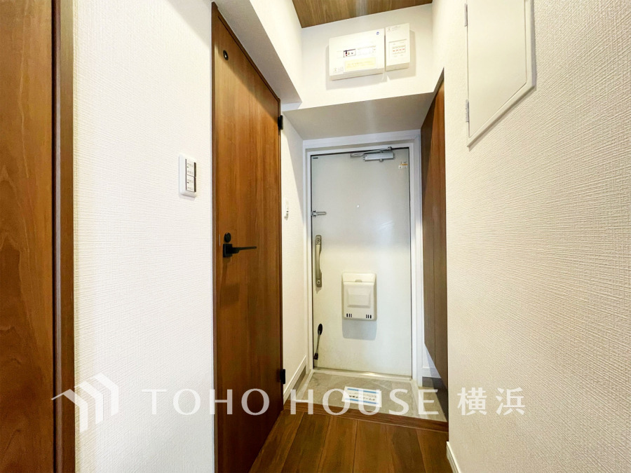 豊かなプライベートタイムへ誘うモダンテイストな玄関。デザインや素材が美しい調和を奏でている空間です。お客様をお迎えする玄関は落ち着いた雰囲気です。