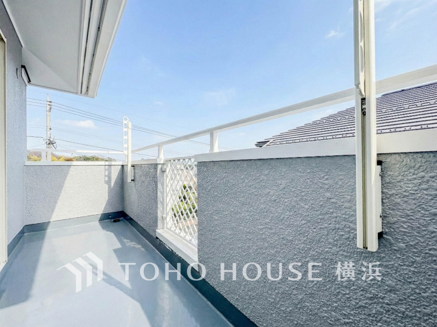 暮らしの中で光と風を演出してくれるバルコニー、見事なまでの開放的な空間を演出しながら、プライベート性も確保された空間は我が家の自慢です。