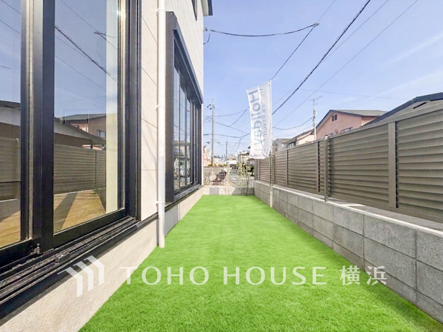 南庭はリビングから繋がる陽だまりの空間。お好みの演出でお気に入りの空間に。（家具・装飾品はAI加工です）