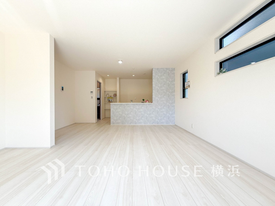 家族みんなが爽やかに健やかに過ごせるように、溢れる光をたっぷり取り込んだリビングダイニング。集いの場、憩いの場としての快適性を求めたやすらぎの空間です。