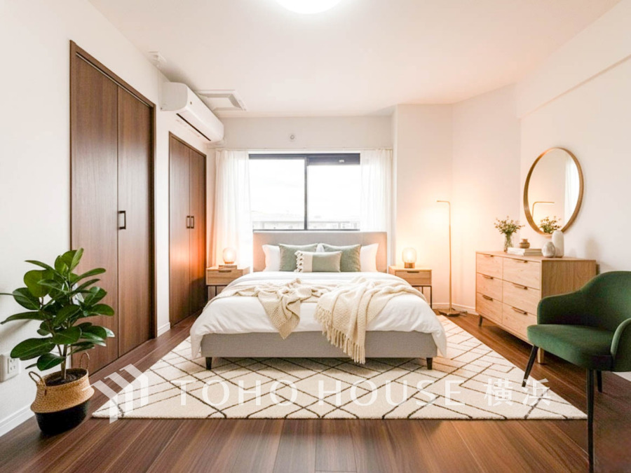 バルコニーに面した明るい洋室。穏やかな陽射しが、ゆったりとした寛ぎの時間を包みます。
