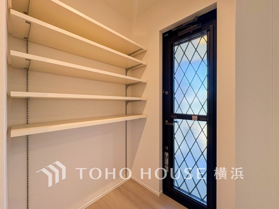 キッチンには、食品庫、パントリーとしてのご利用にお勧めの仕切り棚の付いた使い勝手の良い収納。買い溜め派はもちろんのこと、お料理好きにも嬉しい設備。