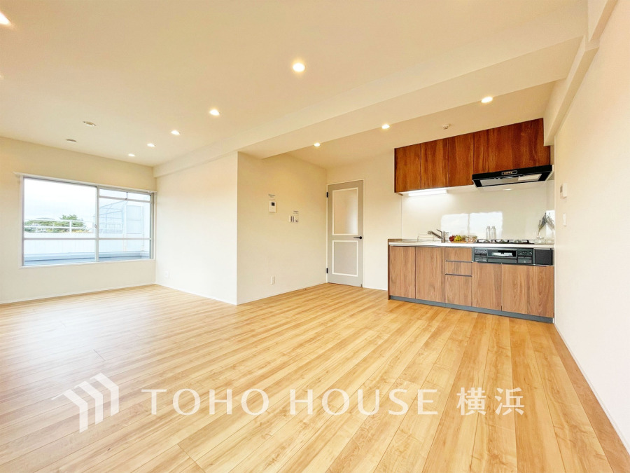 光と風があふれる開放的なリビングダイニングには自然と家族みんなが集まってきます。明るく穏やかな空気の中で飲んだり、食べたり、笑ったり。