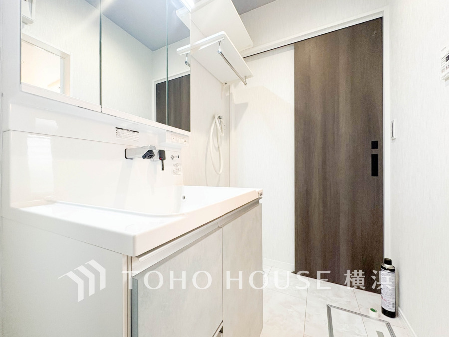 落ち着いた空間を演出するカラーと、ゆったり落ち着いてお使い頂ける広さが魅力のパウダールーム。居室からも独立しており、プライベート空間を保ちます。