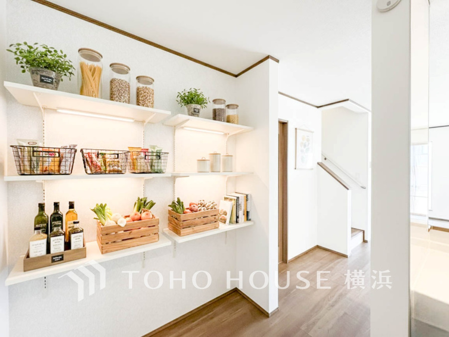 長期保存できる缶詰や調味料などの食品類の他、かさばるペーパーやラップ類をまとめて収納しておけます。（装飾品はＡＩ加工です）