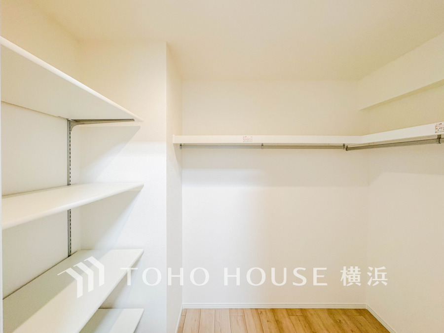 洋服やバッグなどかさばる物を大量に収納できます。タンスなどの収納家具を置かずに済むので、お部屋を丸ごと使えてスッキリ♪