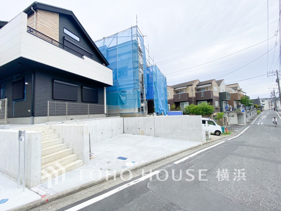 低層住宅が建ち並ぶ閑静な住宅街に佇む上質な邸宅