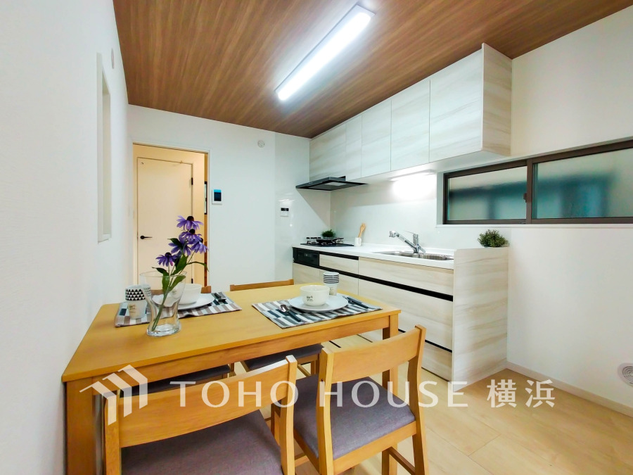 ダイニングスペースはキッチンにいるご家族との会話も楽しめる開放的な空間です。
