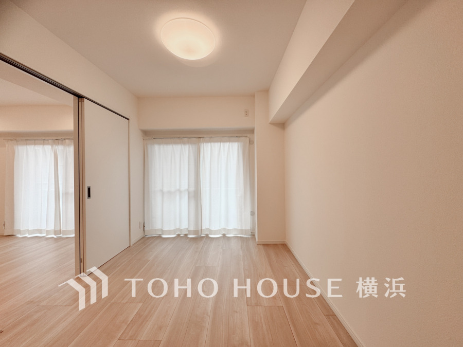 大きな窓からたっぷりと陽光が注がれる明るい空間。家族の成長に対応できる永住仕様の間取り。リビングと一体利用することで、16帖の大空間として開放的に過ごすこともできます。