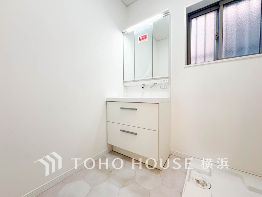 一日の始まりと終わりを心地よく演出し、多彩な機能が備えられたパウダールーム。心地よいリフレッシュ空間。清潔感ある洗面台は、身だしなみチェックや肌のお手入れに。