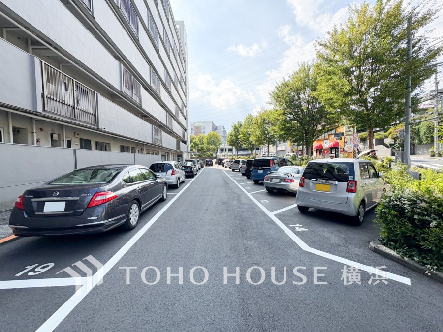 ゆとりをもった空間設計の駐車場。マイペースで落ち着いて車庫入れできそうです。空状況は都度確認させて頂きます。
