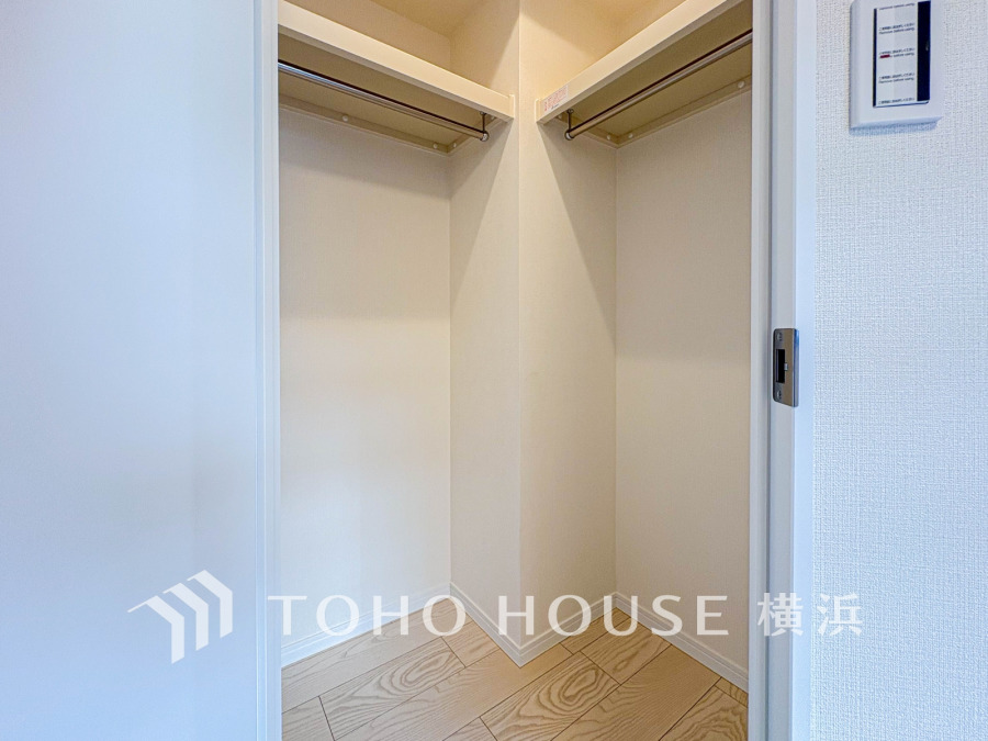 ウォークインクローゼットを完備。お子様のおもちゃやゴルフバックなど、大きなお荷物をお持ちの方や、季節物の家電製品やキャリーバック、お荷物が多い方でも安心のスペースです。