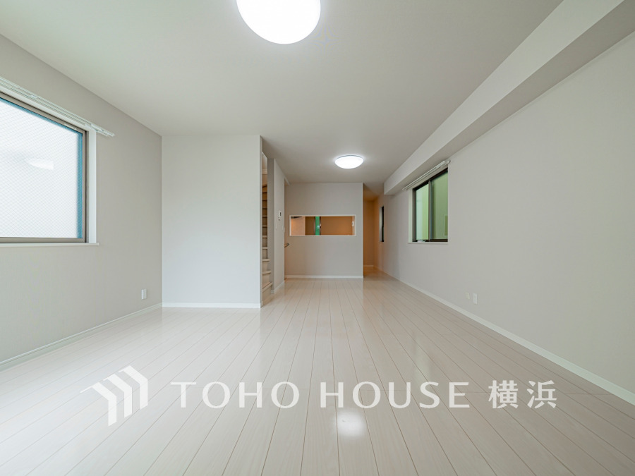 ここにはみんなが集い、食事と楽しい会話が始まる。話に夢中になりすぎて、ついつい時を忘れてしまう。そんな束の間の幸せを感じさせてくれる場所。
