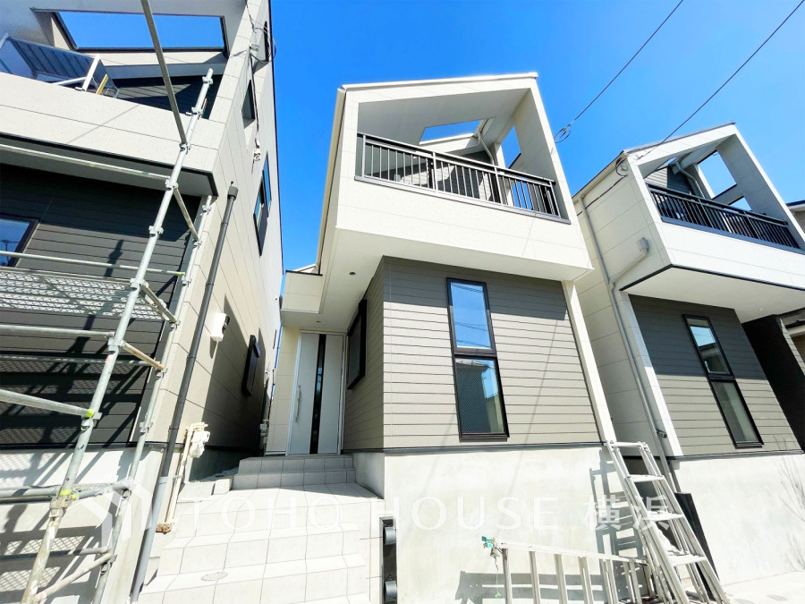 ふりそそぐ陽射しと開放的な空間形成。青空を背景に更なる美しさを醸す佇まい。暖かな陽光と爽やかな風がハーモニーを奏でる上質な空間を愉しむ暮らしがここにある。