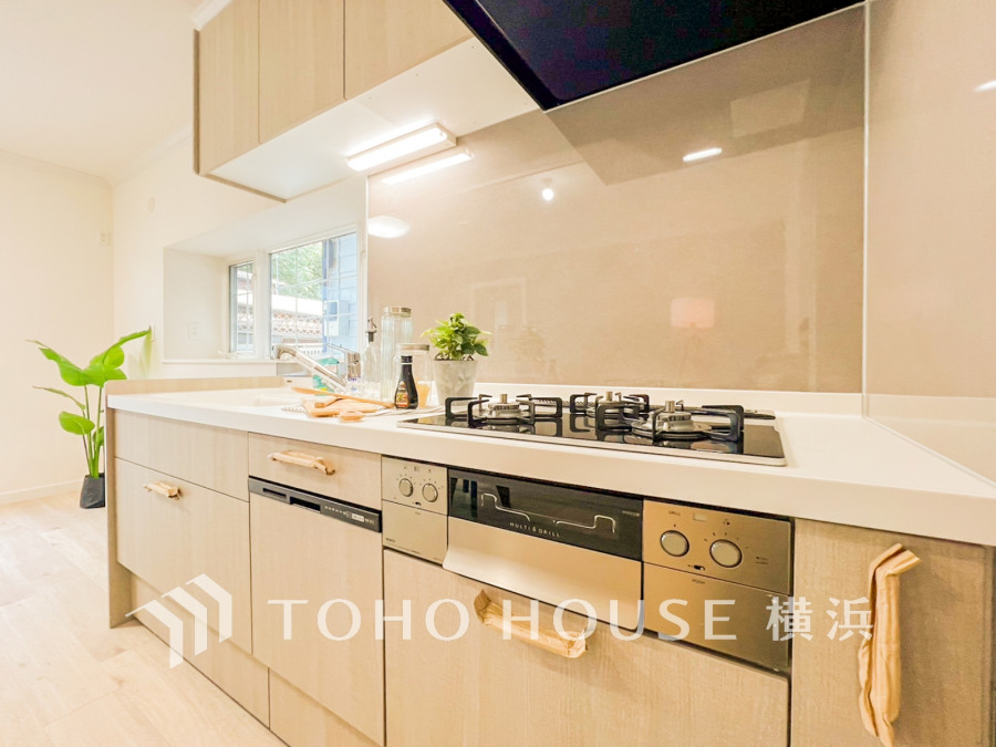 開放的なオープンキッチンはリビングとの一体感のある明るい空間。
