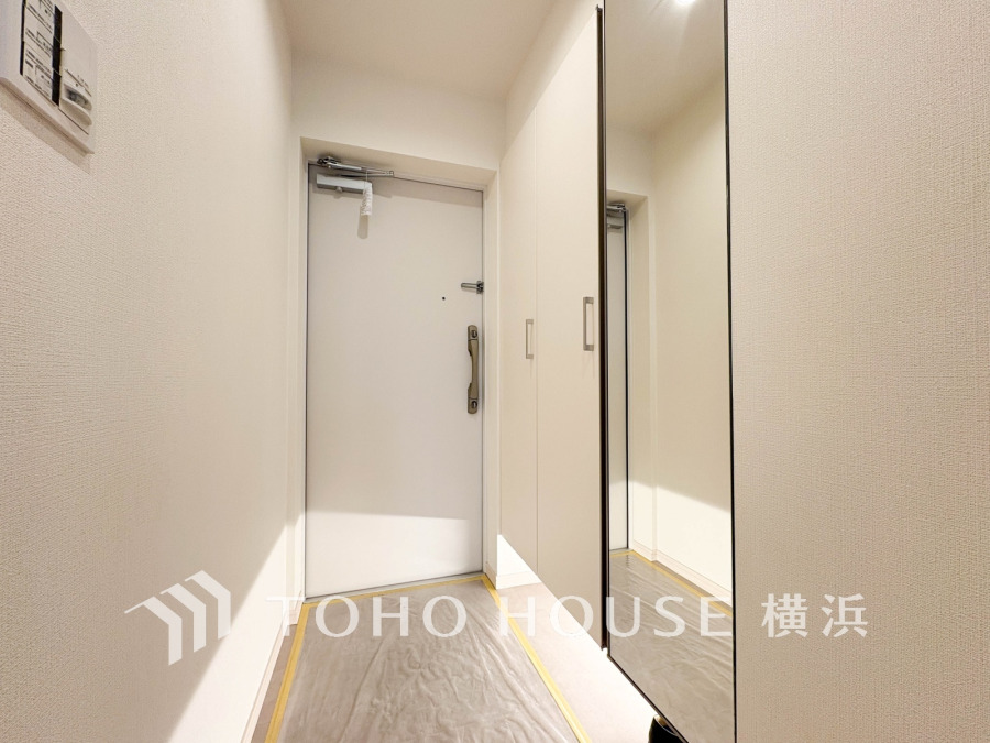 玄関スペースは大きな鏡付き収納でお出かけ前の身だしなみも安心です。