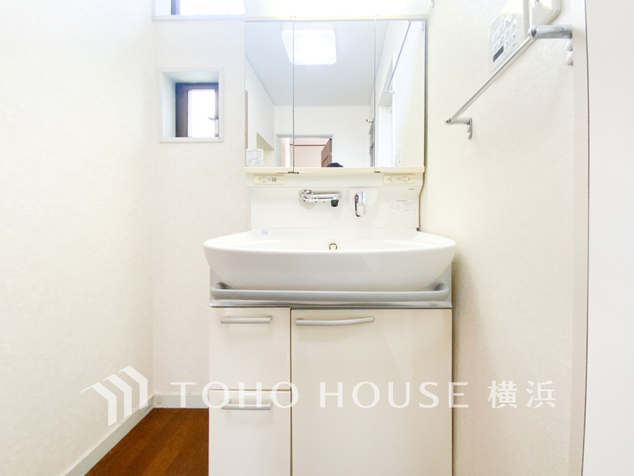十分な大きさの洗面台は、身だしなみチェックや歯磨きなど、朝の慌ただしい時間でも余裕とゆとりを感じて頂けます。